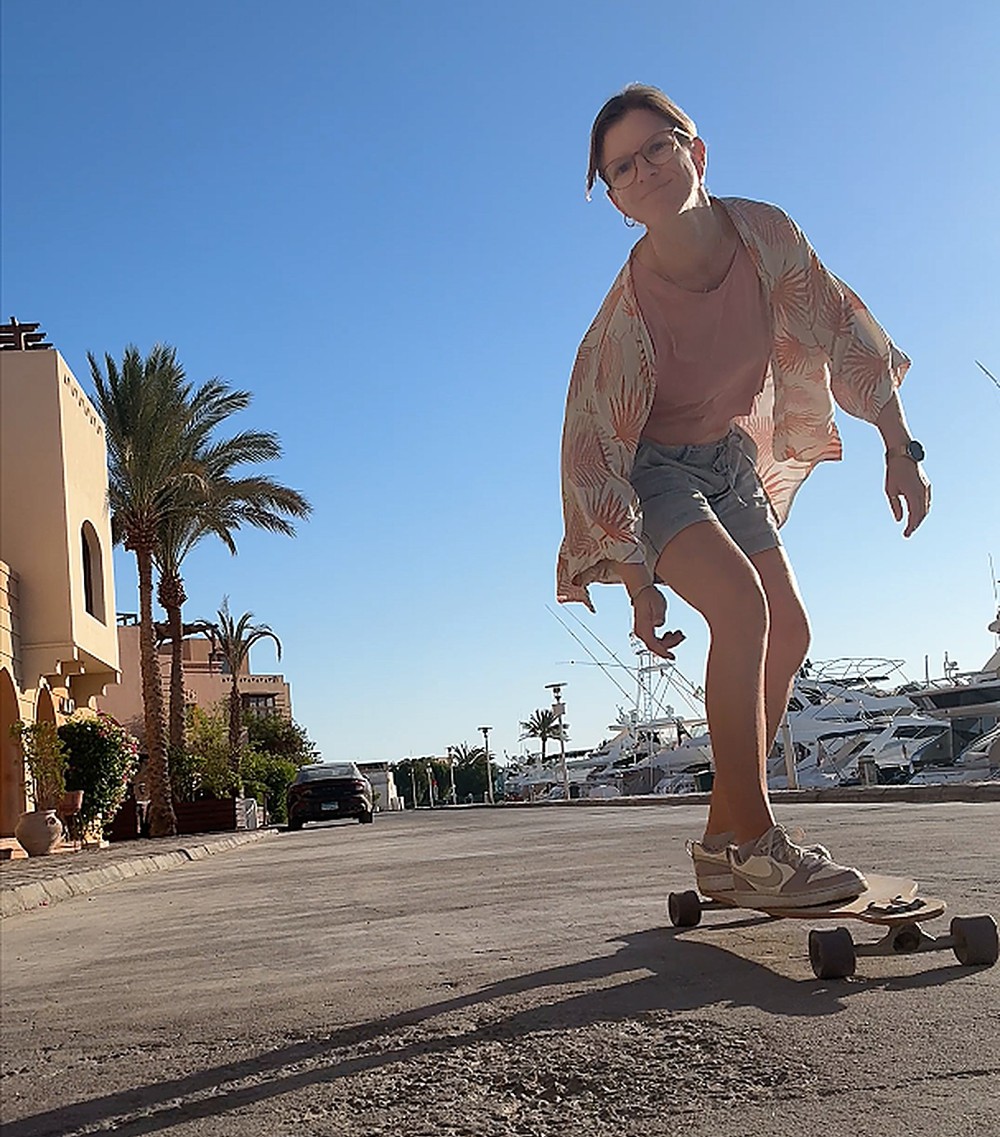 Birte auf dem Skateboard, lachend