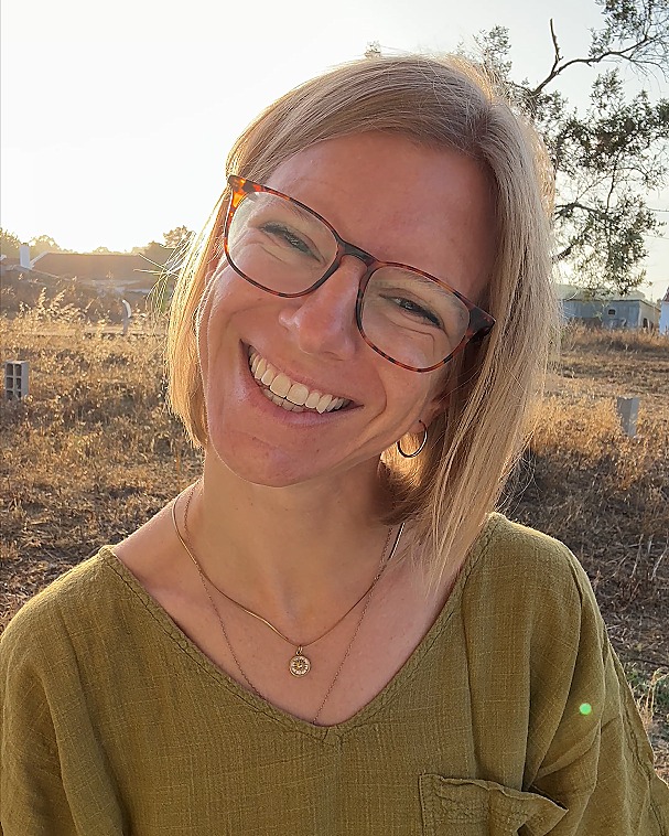 Birte lachend im Abendlicht